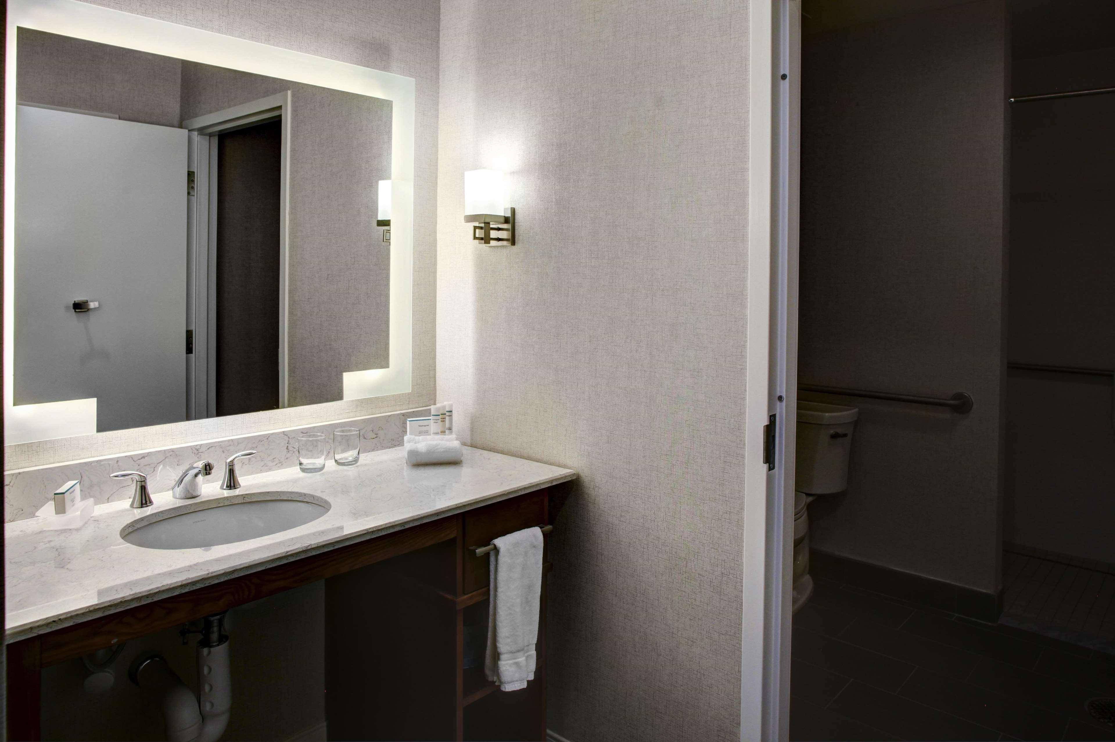 Homewood Suites By Hilton Richmond-Downtown Екстериор снимка